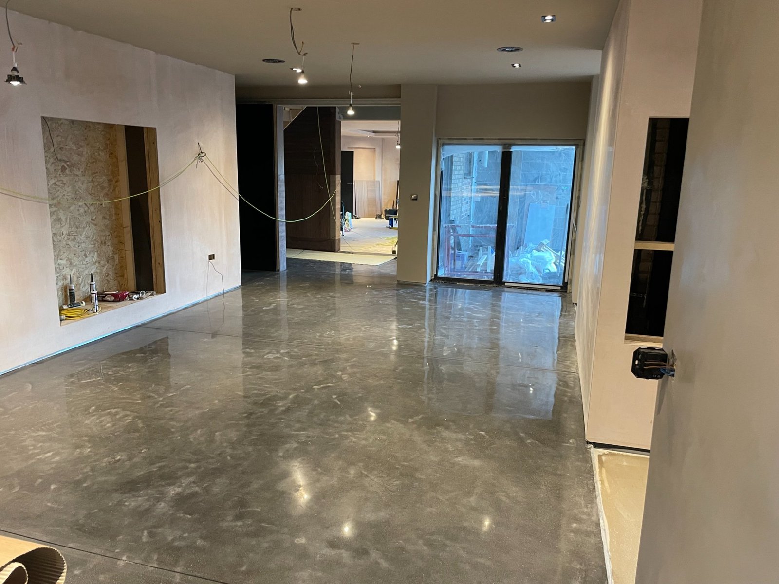 Graphite 800g finish living room