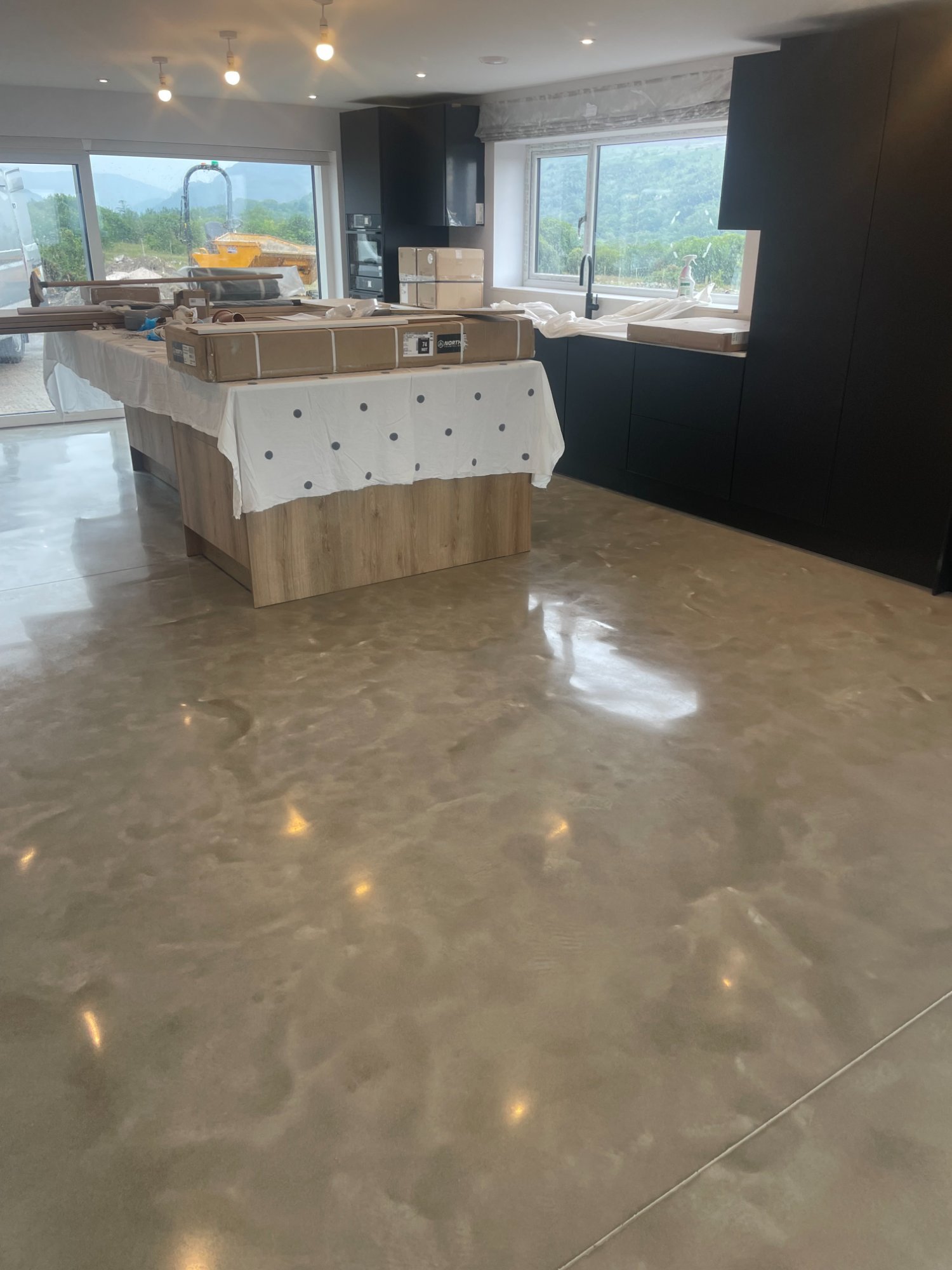 White high gloss cream kitchen