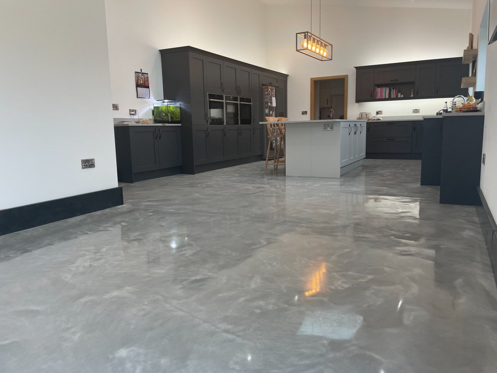 Silver high gloss cream kitchen